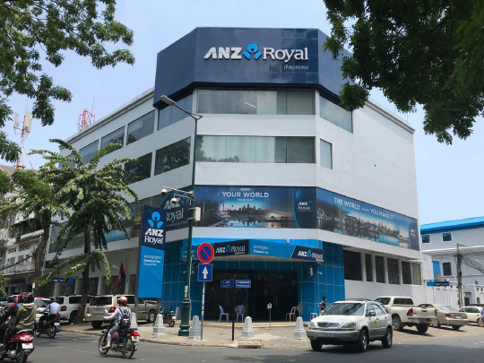 캄보디아 프놈펜시에 위치한 ANZ 로얄 뱅크 본점. JT친애저축은행 제공